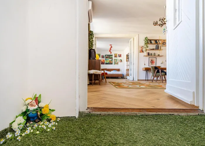 Artsy Loft Downtown 1&2 *