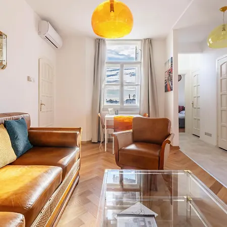 Artsy Loft Downtown 1&2 דירה