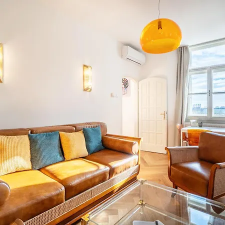 Artsy Loft Downtown 1&2 דירה